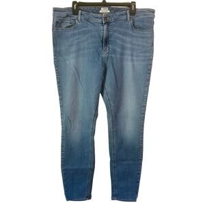 L.L. Bean Favorite Fit Straight Leg Medium Wash Denim Jean Size 18